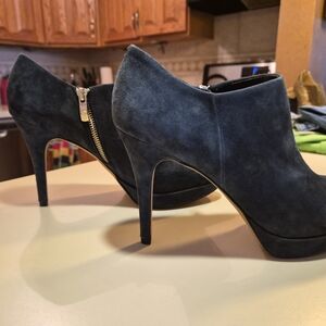 Vince Camuto Suede Ankle Heel Bootie NEW without tag ** hunter GREEN